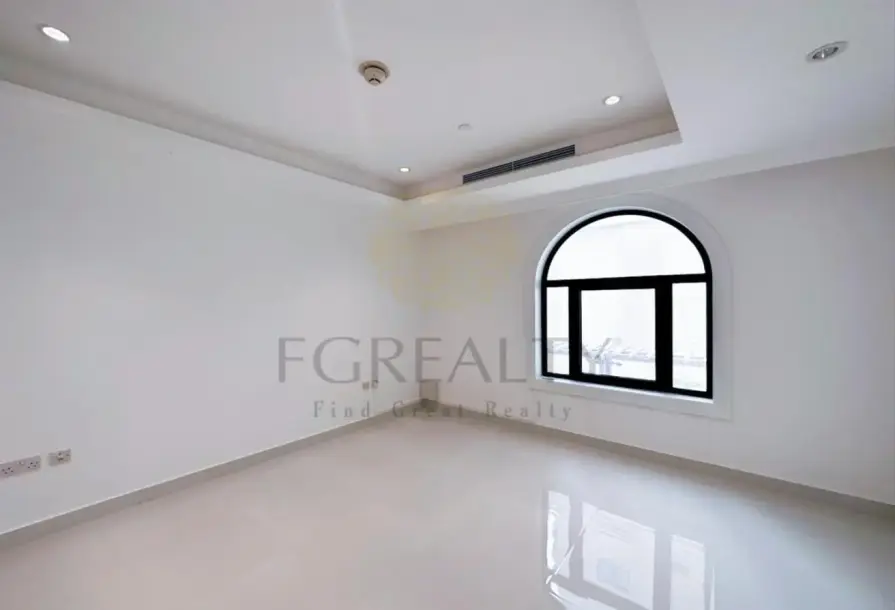 Fully Renovated 4BR Luxury Townhouse | Porto Arabia-4