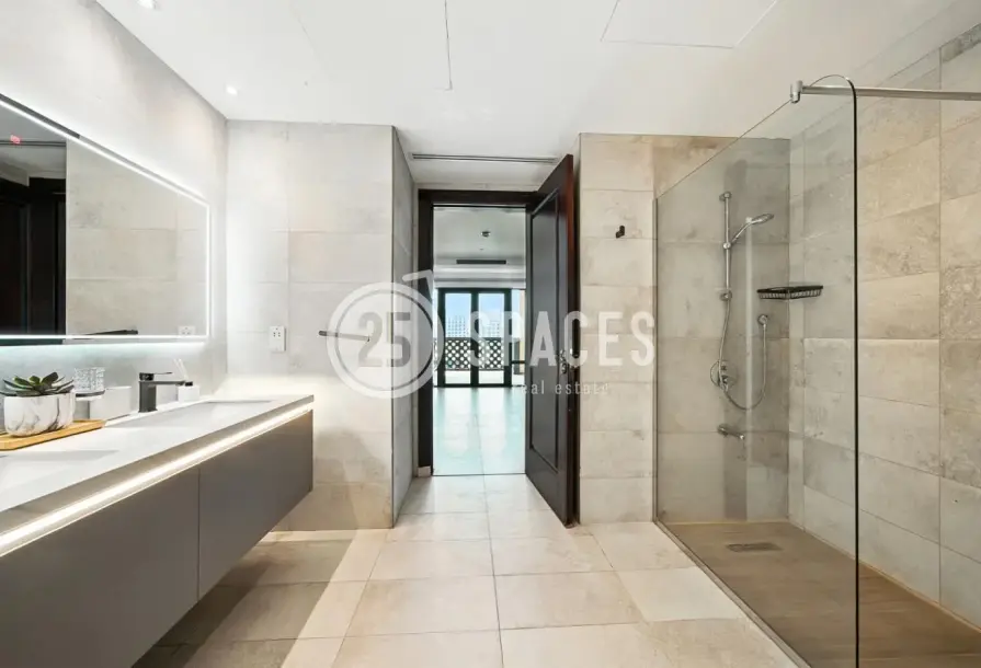 Darvesta | Renovated 1BR Marina-View Townhome-12