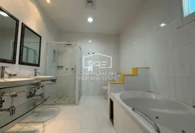 Grand 5BR Family Villa with Private Garden | West Bay – Darvesta