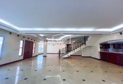 Grand 5BR Family Villa with Private Garden | West Bay – Darvesta